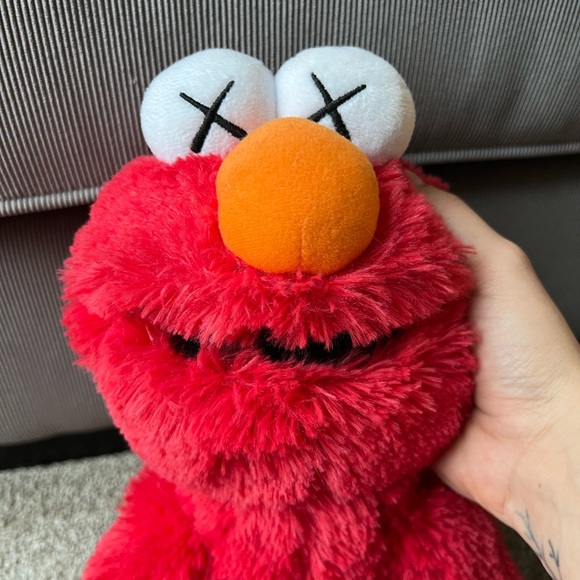 Kaws x uniqulo Elmo plush - Picture 2 of 7
